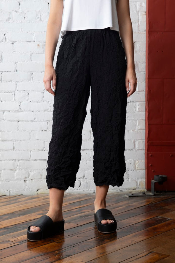 Crimped Crepe Solid Easy Crop Pant in Black